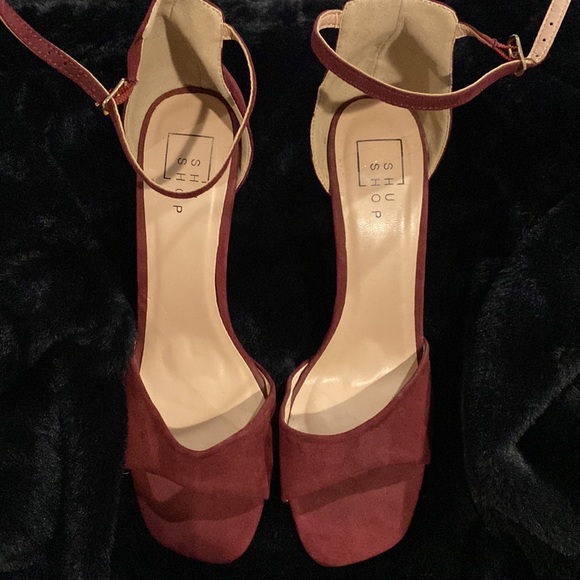 Burgundy heels - Picture 2 of 3